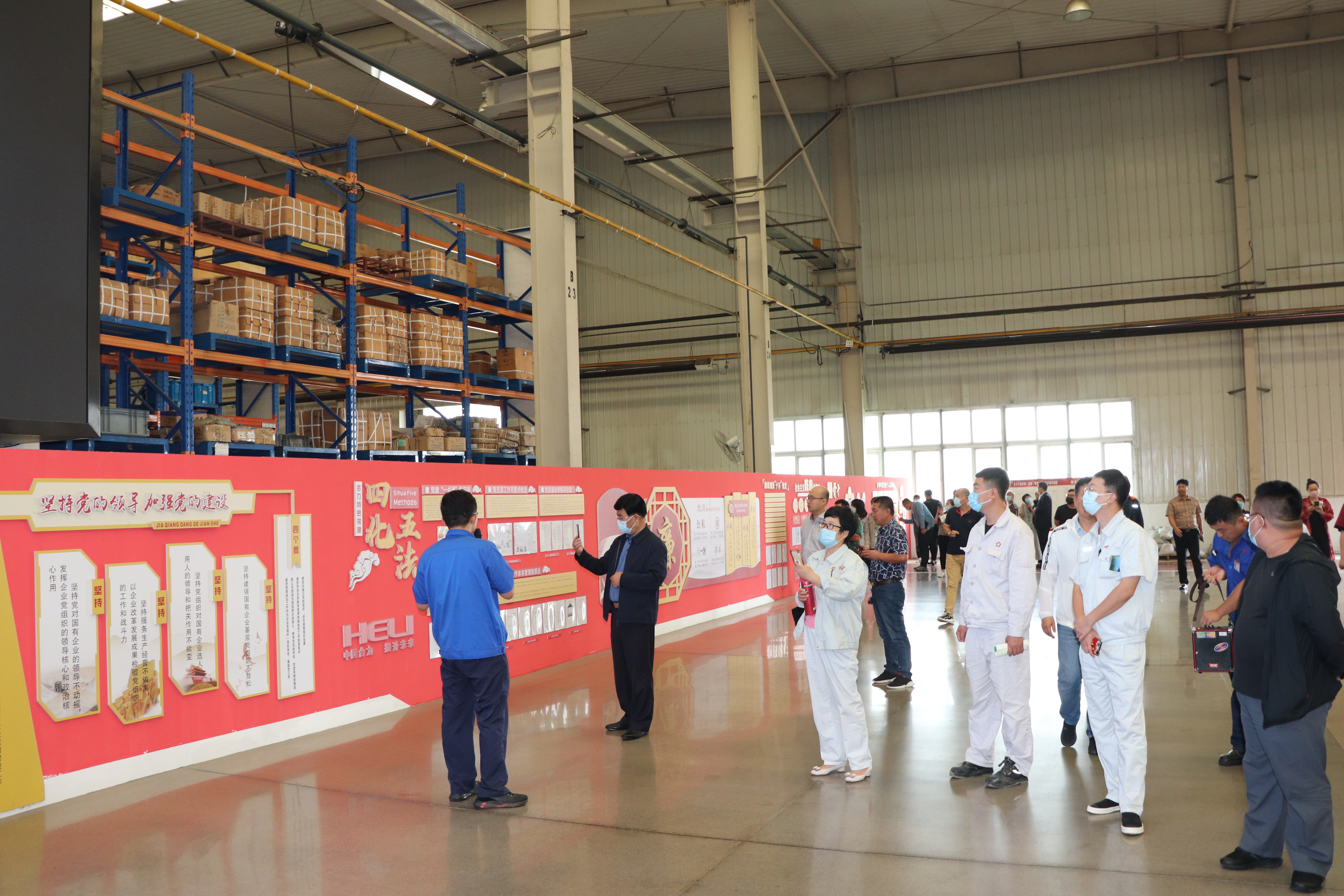 3 2019年4月 盤(pán)錦合力黨建文化長(zhǎng)廊建立后，各級(jí)單位前來(lái)參觀(guān).JPG