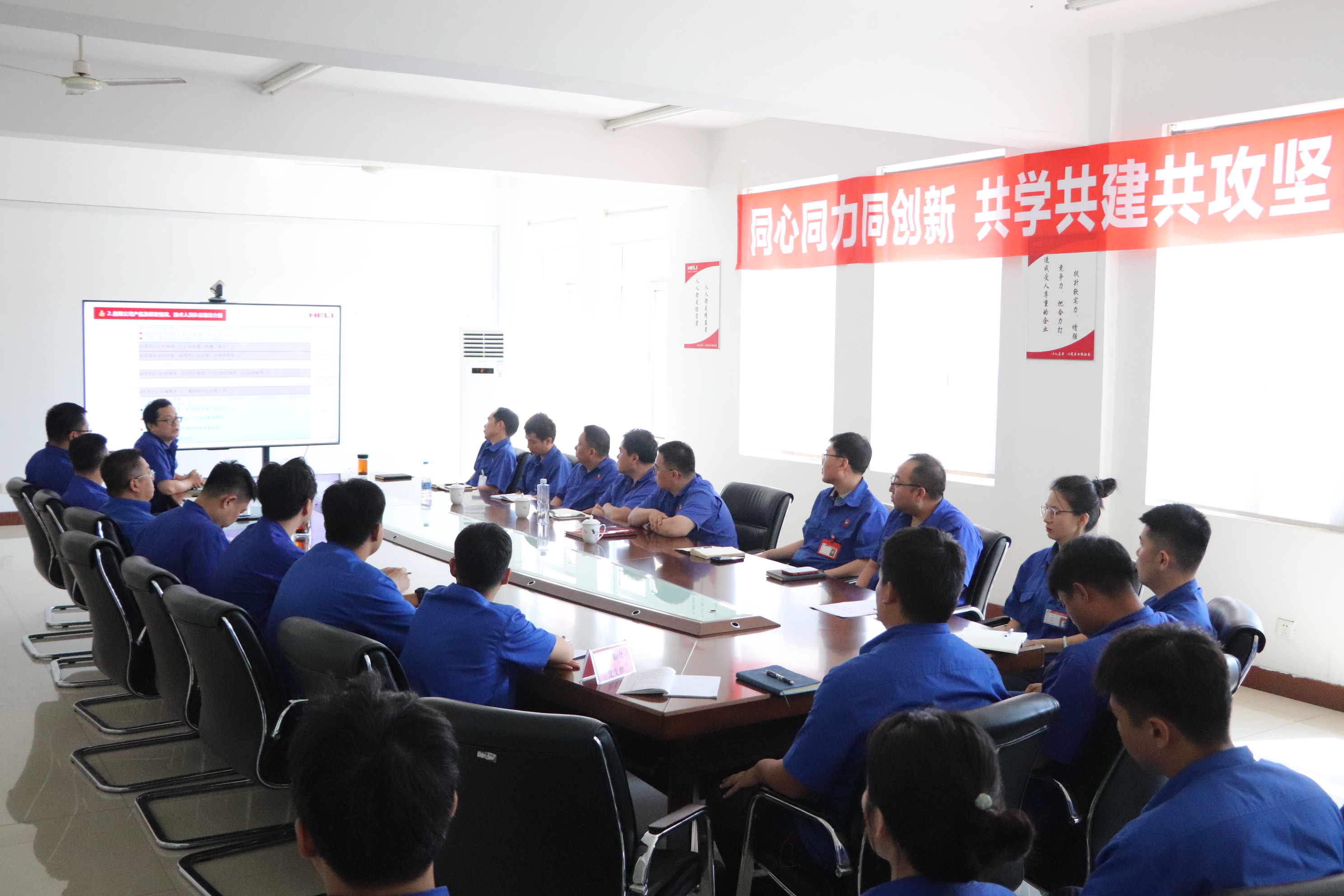 2.2進(jìn)行互學(xué)互鑒交流研討現(xiàn)場(chǎng).jpg