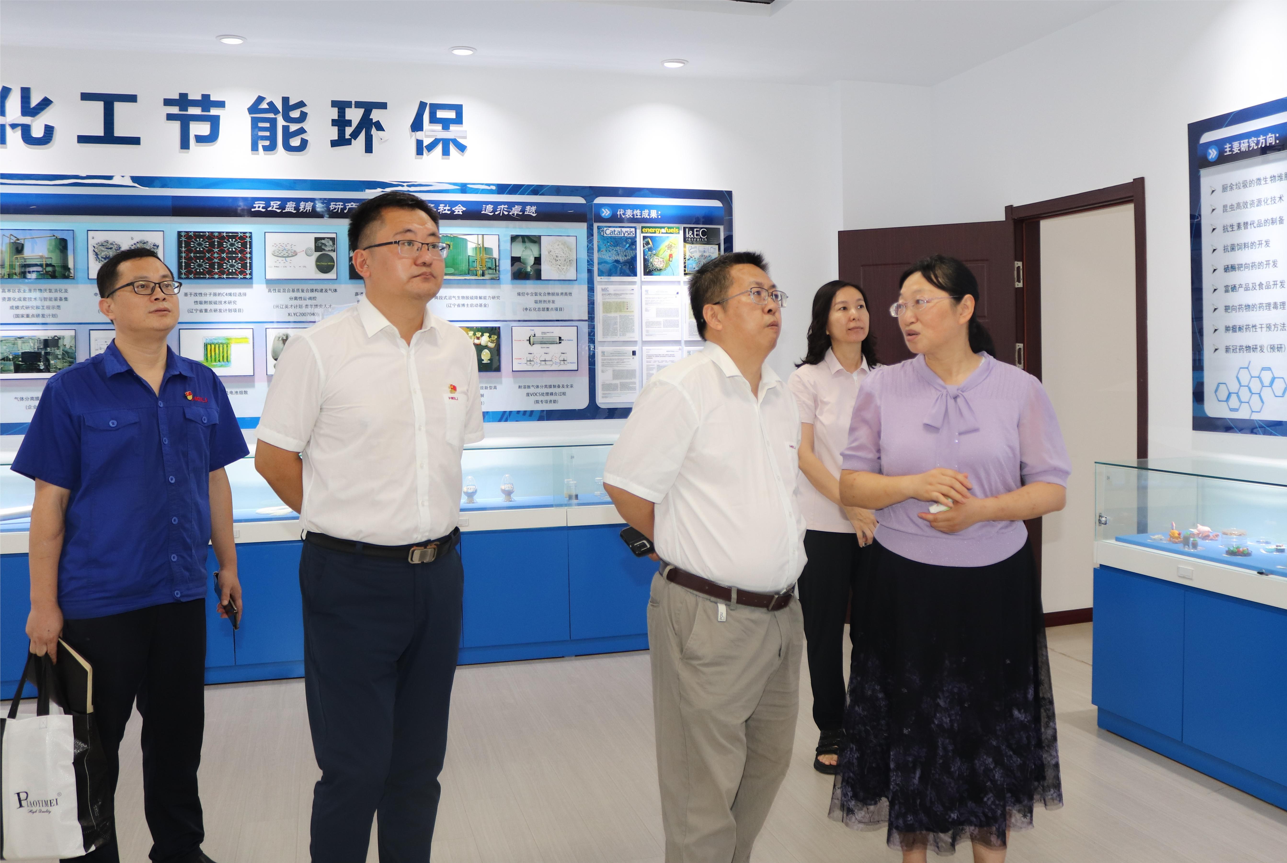1.韓志剛一行參觀大連理工大學(xué)產(chǎn)業(yè)技術(shù)研究院展廳現(xiàn)場.jpg