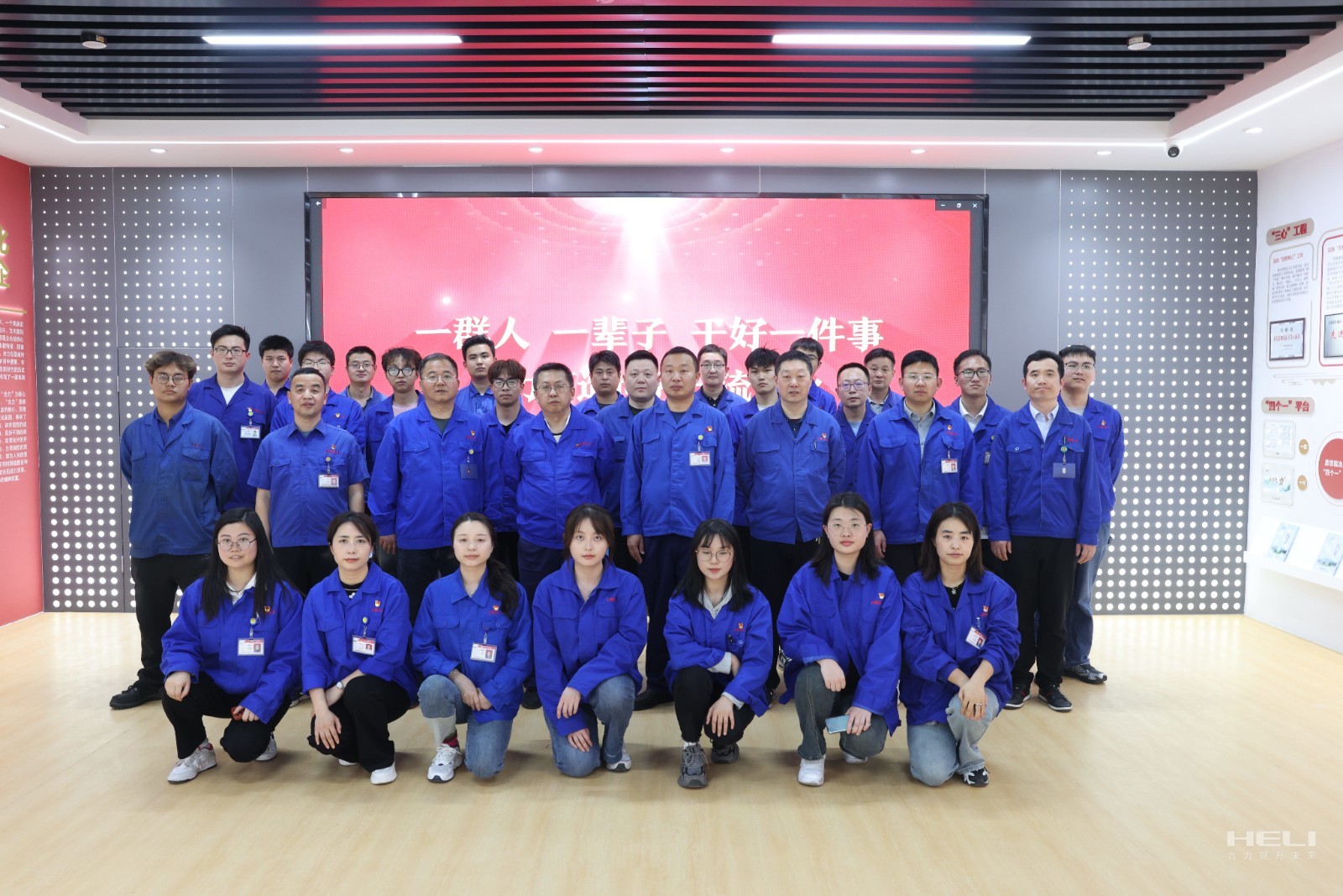 參觀合影.jpg 參觀合影.jpg