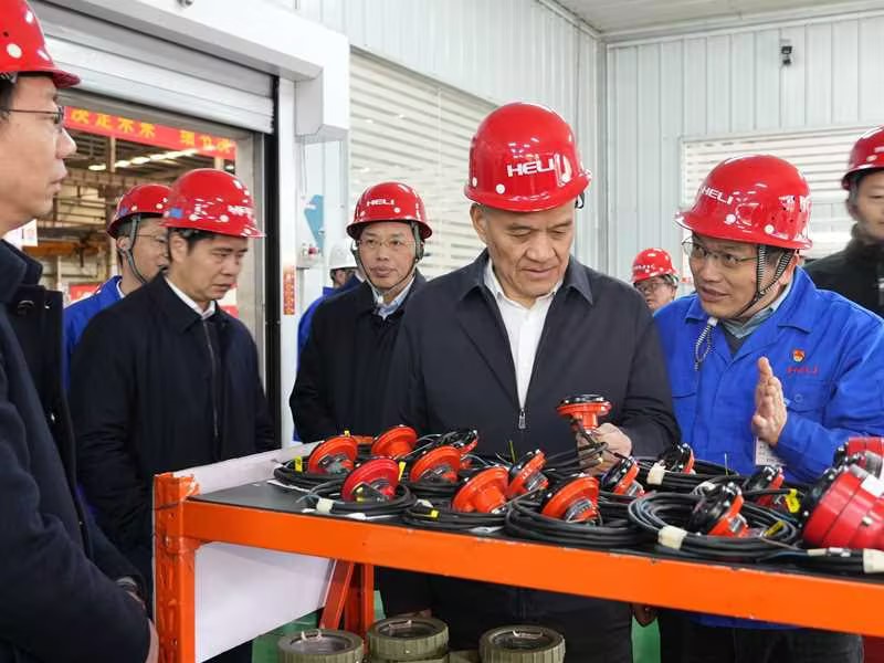 衡陽市委書記劉越高調研防爆部件裝配間.jpg