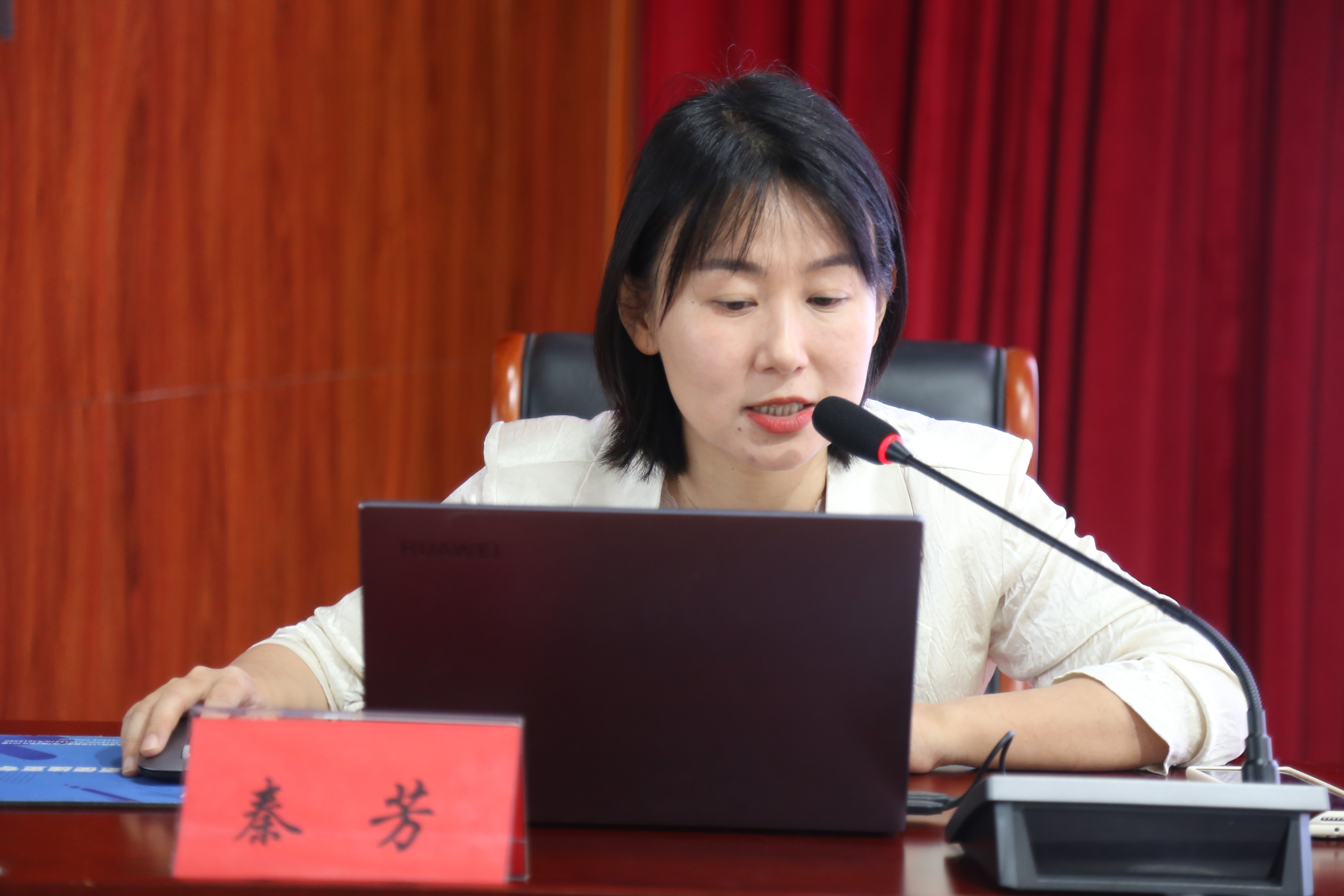 秦芳作題為《為奮進(jìn)新征程提供堅強(qiáng)紀(jì)律保障》的宣講報告2.JPG